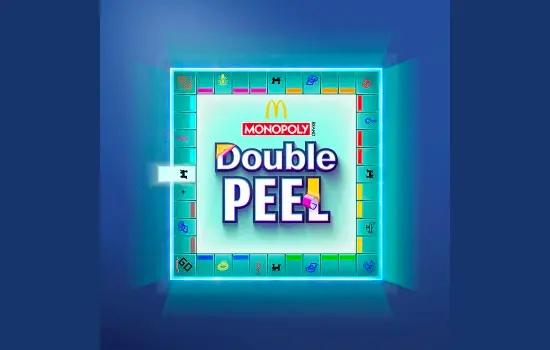 Logo Double Peel Monopoly au milieu d'un plateau de jeu Monopoly