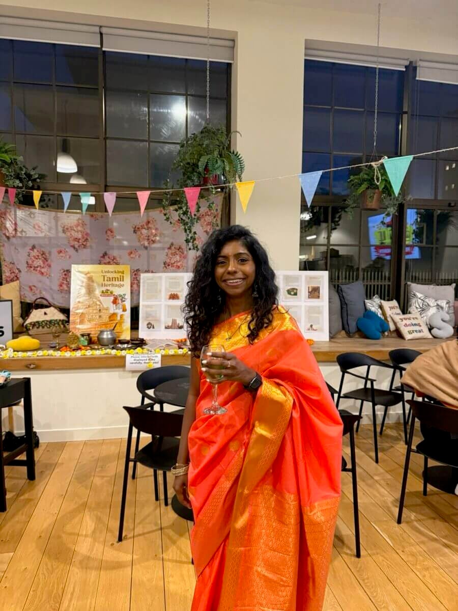 Femme portant une tenue tamoule traditionnelle