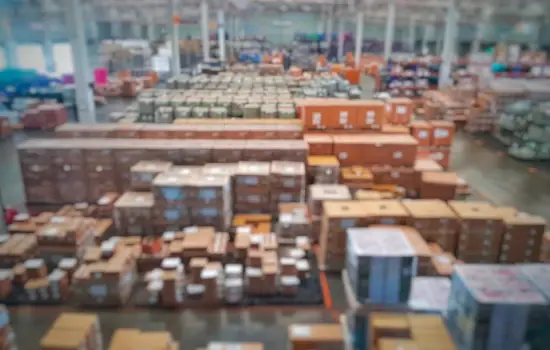 Plancher d'usine avec de nombreuses boîtes