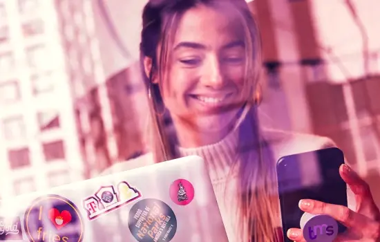 femme souriant sur son téléphone