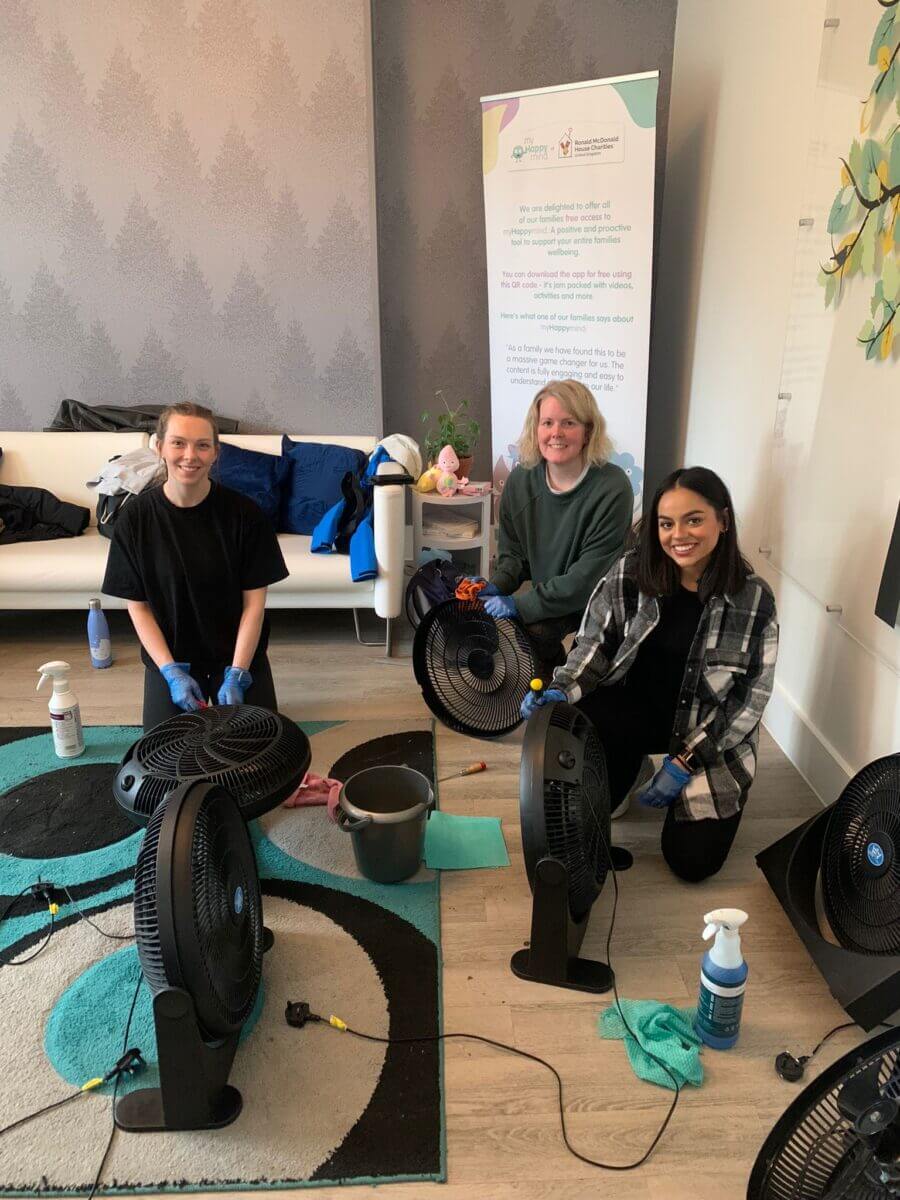 Personnes ramassant des déchets au sol