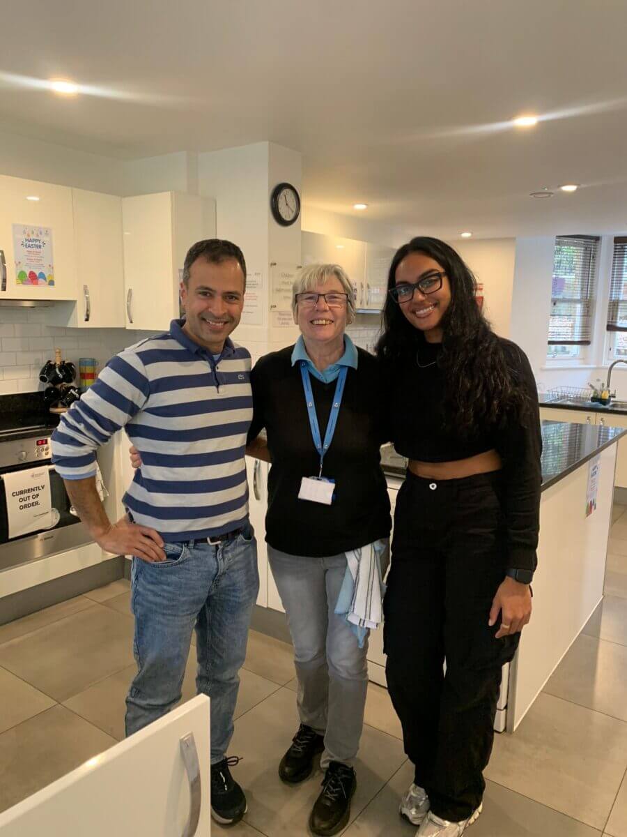 Trois personnes posant pour une photo