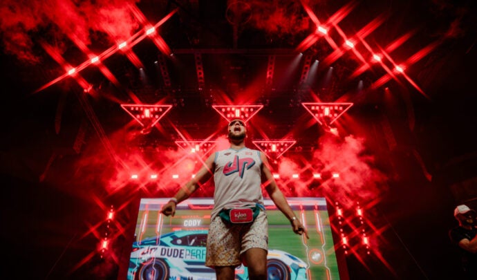 Membre de Dude Perfect sur scène avec des éclairages rouges