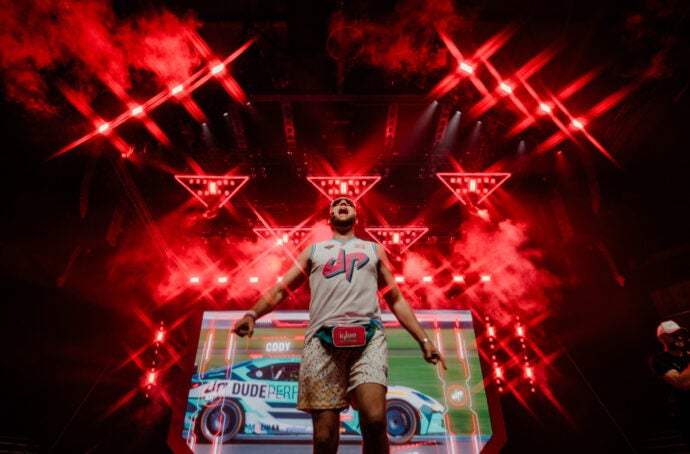 Membre de Dude Perfect sur scène avec des éclairages rouges