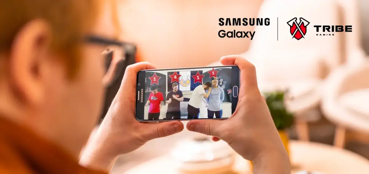 Personne jouant à un jeu sur mobile