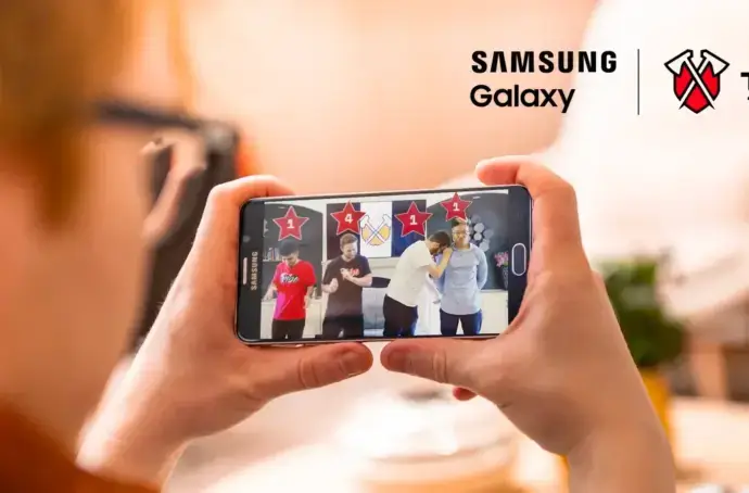 Personne jouant à un jeu sur mobile