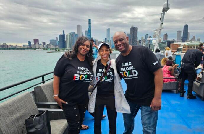 Groupe de personnes posant devant la silhouette de Chicago sur un bateau