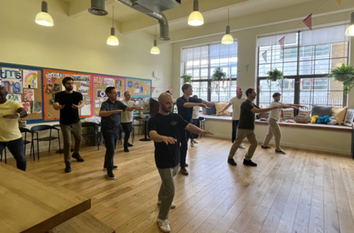 Groupe de collaborateurs faisant de l’exercice à l’intérieur