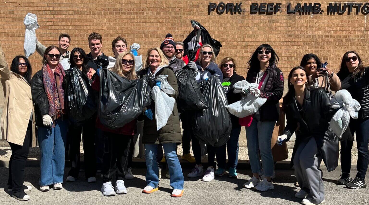 Groupe de personnes souriant pour une photo