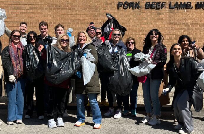 Groupe de personnes souriant pour une photo
